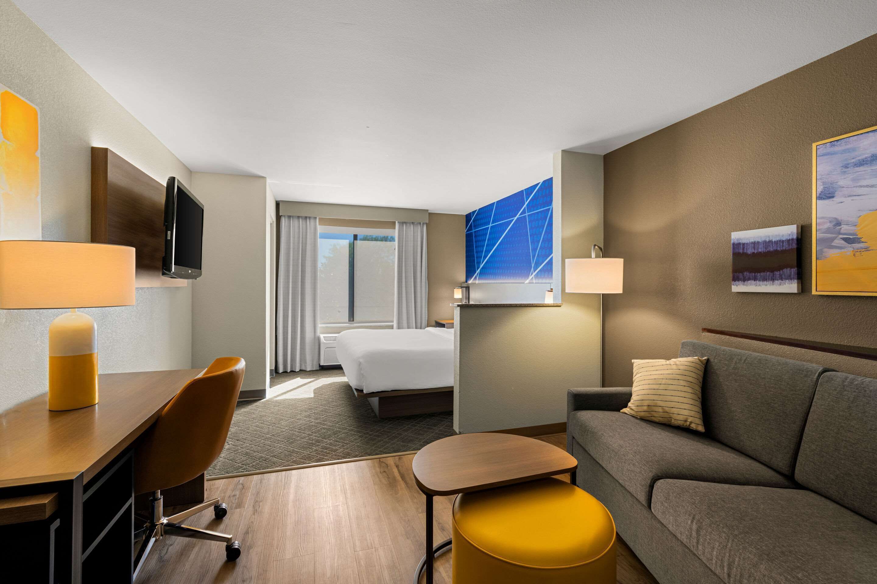 suite, non smoking | hypo-allergenic bedding, individually decorated, individually furnished