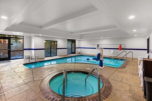 Una piscina cubierta