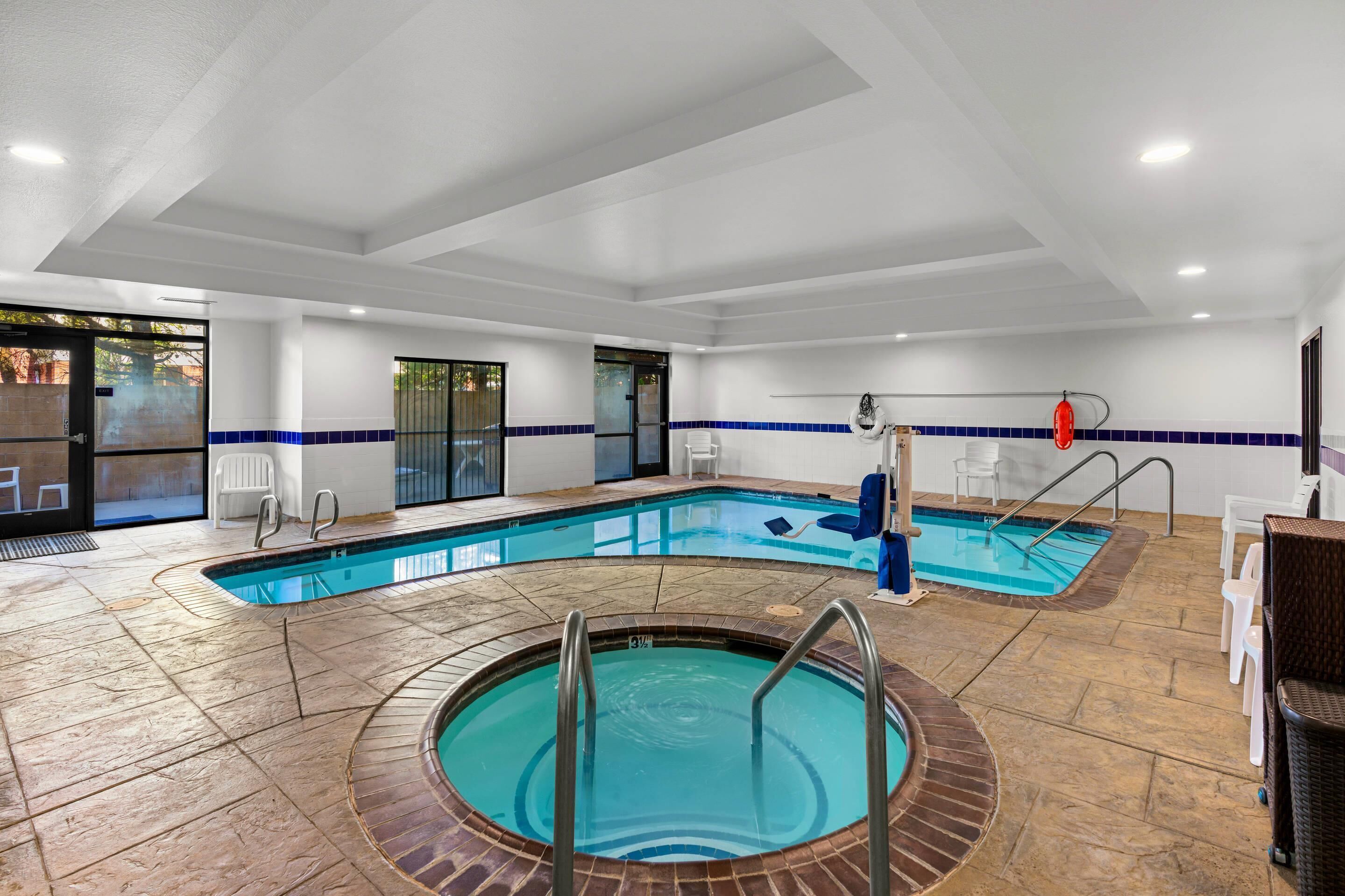 Kolam renang indoor