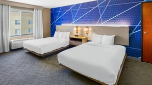 Suite, Berbilang Katil, Accessible, Non Smoking | Peralatan tempat tidur hipoalergenik, meja, ruang kerja komputer riba 