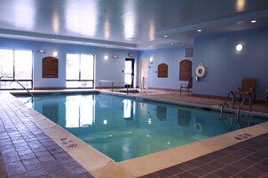 Una piscina cubierta