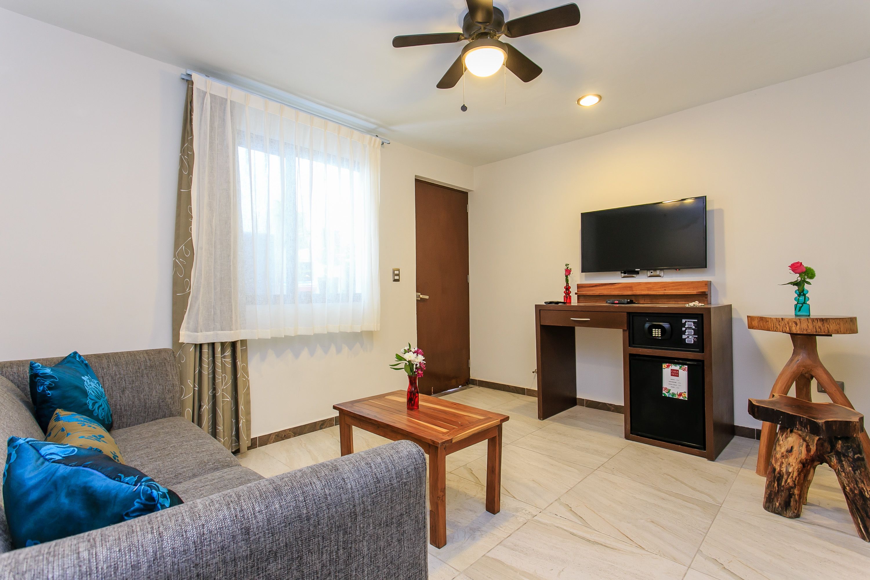 deluxe quadruple room | living room | 32-inch lcd tv with cable channels, tv