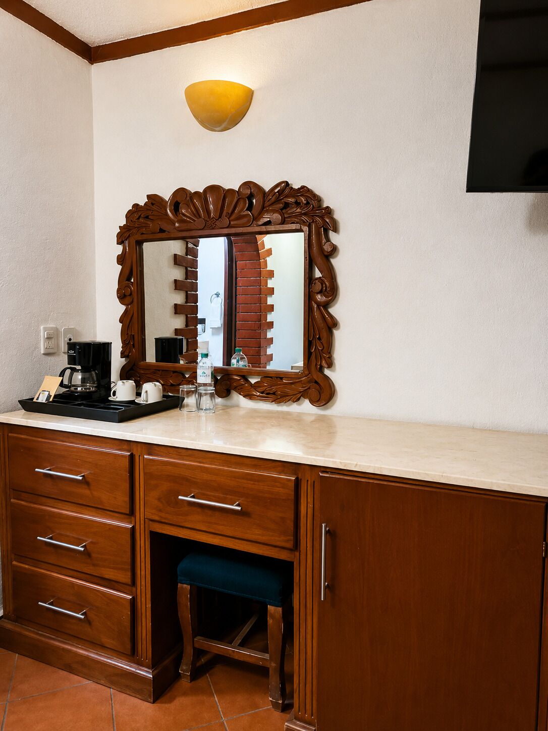 Une salle de bain avec un meuble-lavabo en bois, un miroir, un évier et un porte-serviettes.
