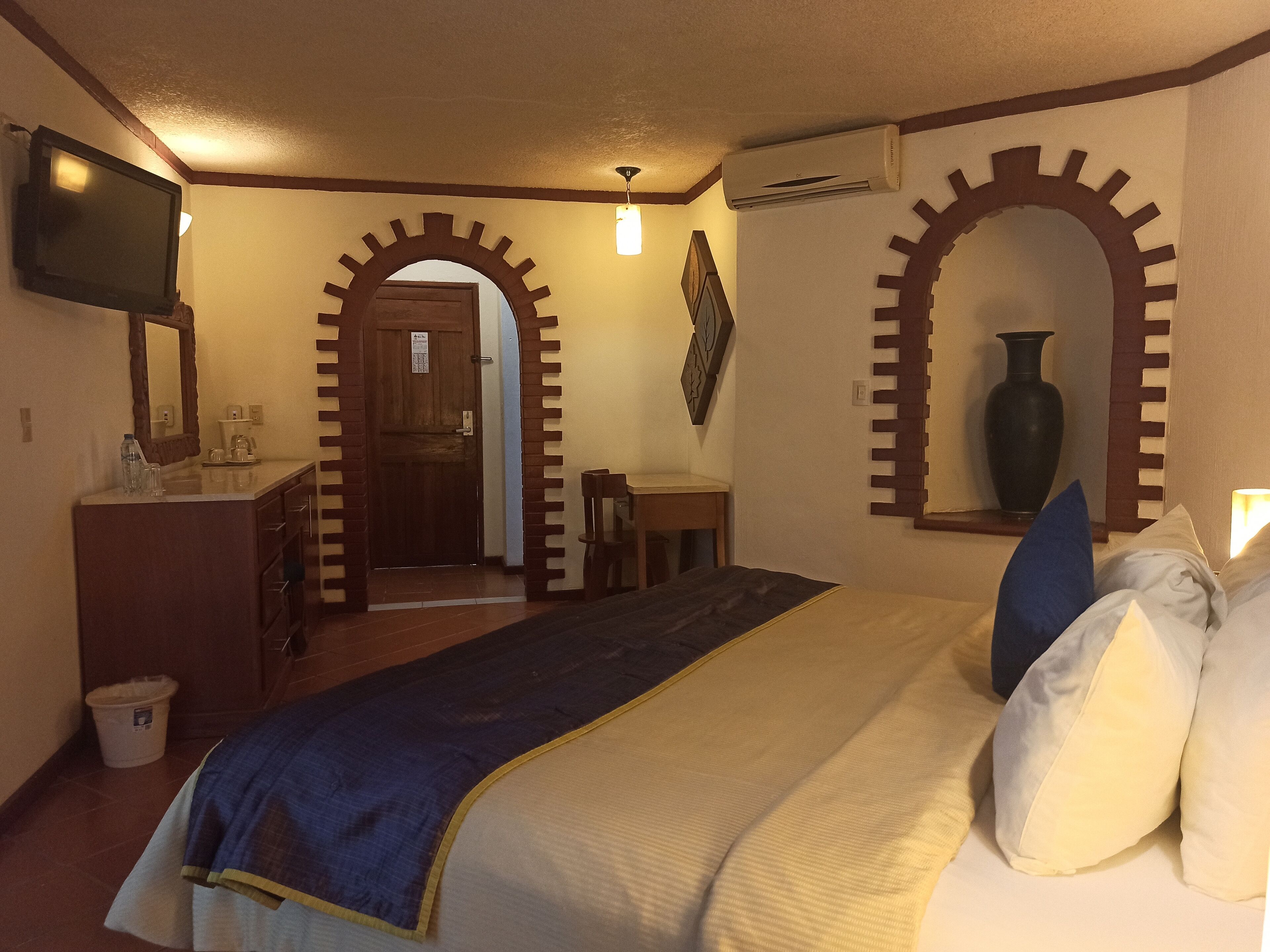 Executive Room, 1 King Bed | Down comforters, pillowtop beds, in-room safe, desk