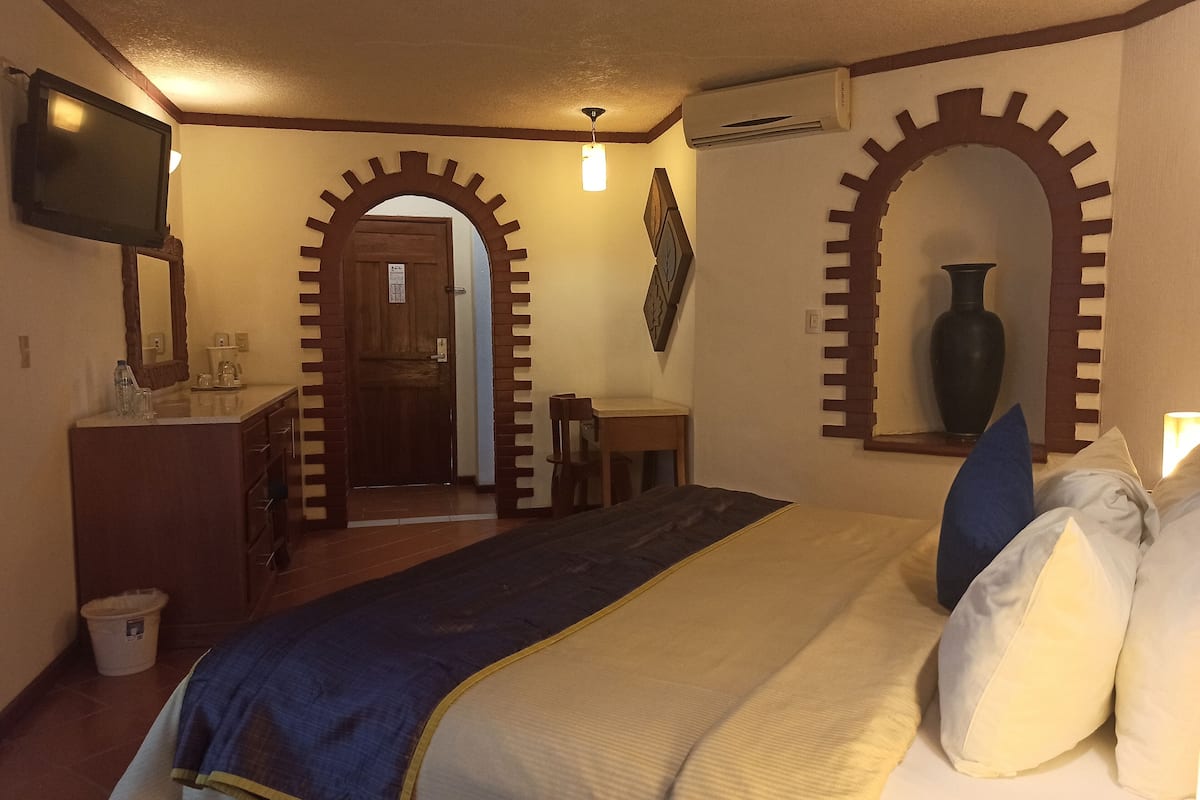 executive room, 1 king bed | down duvets, pillow-top beds, in-room safe, desk