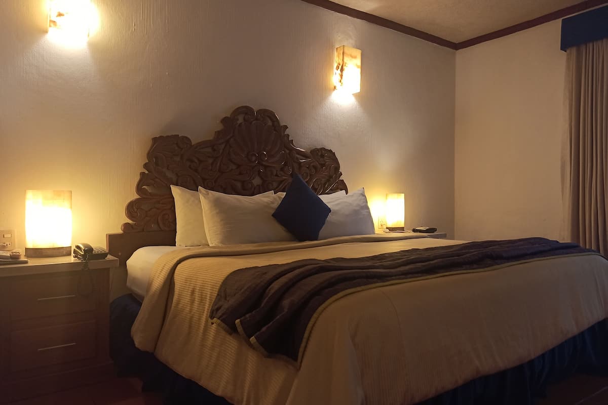 executive room, 1 king bed | down duvets, pillow-top beds, in-room safe, desk