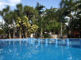 Outdoor pool, sun loungers