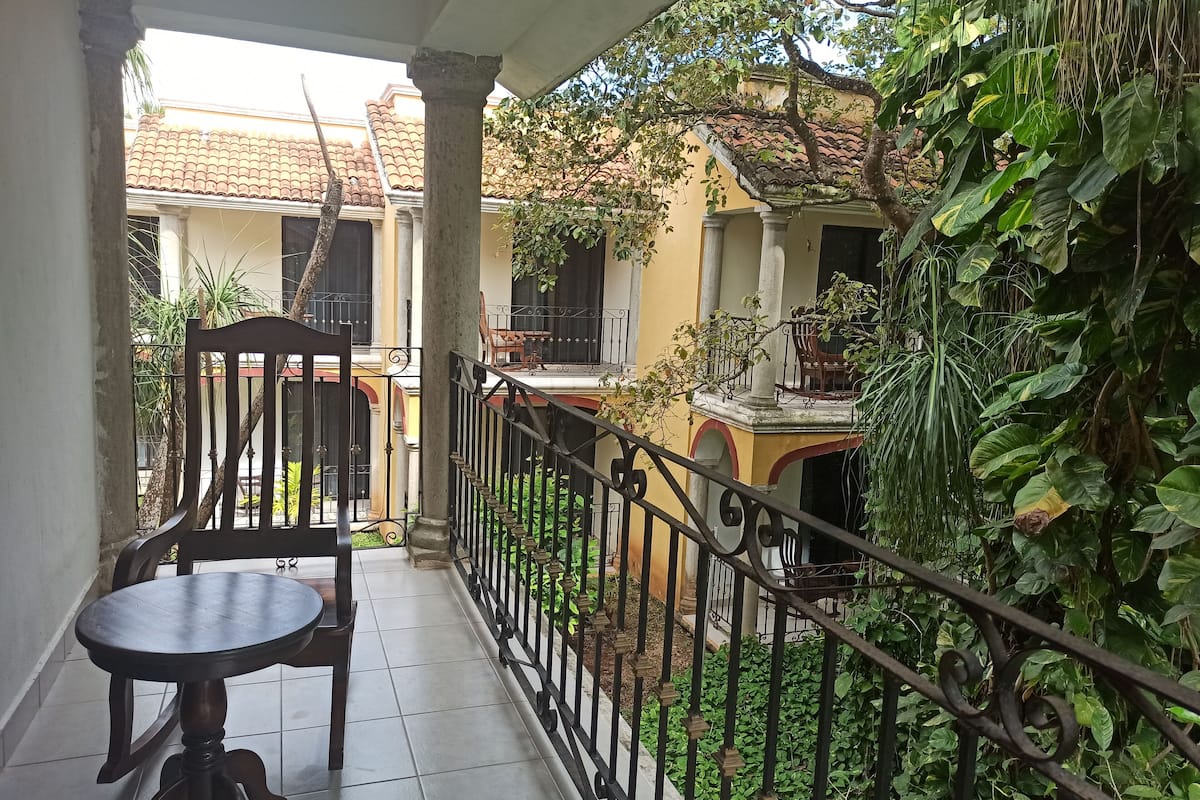 executive room, 1 king bed | down duvets, pillow-top beds, in-room safe, desk