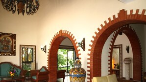 Amplia sala de estar con un jarrón decorativo, un sofá y un sillón.