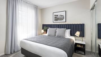 Minibar, Zimmersafe, individuell dekoriert, individuell eingerichtet