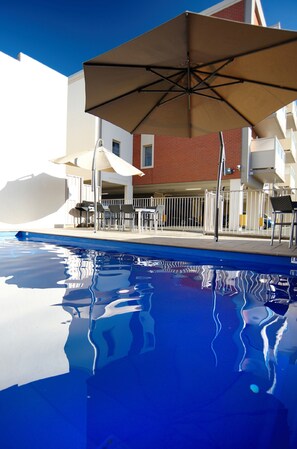 สระว่ายน้ำกลางแจ้ง เปิด 8:00 น. ถึง 20:00 น., เก้าอี้อาบแดดริมสระ