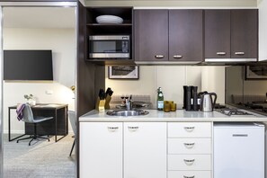 微波炉、炉灶、电热水壶、烤面包机