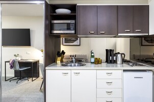 Microondas, placa de cocina, tetera/pava eléctrica, tostadora