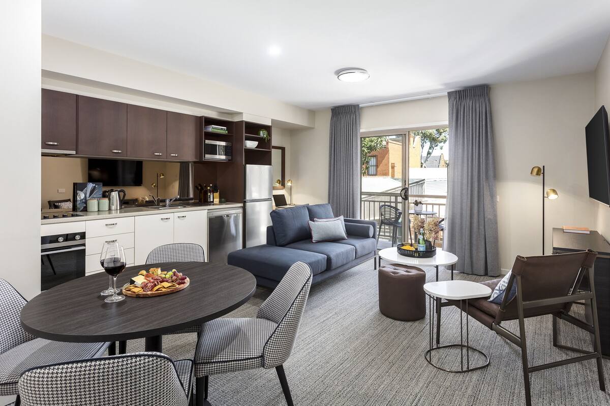 Un espacio moderno para vivir con cocina, comedor y zona de estar.