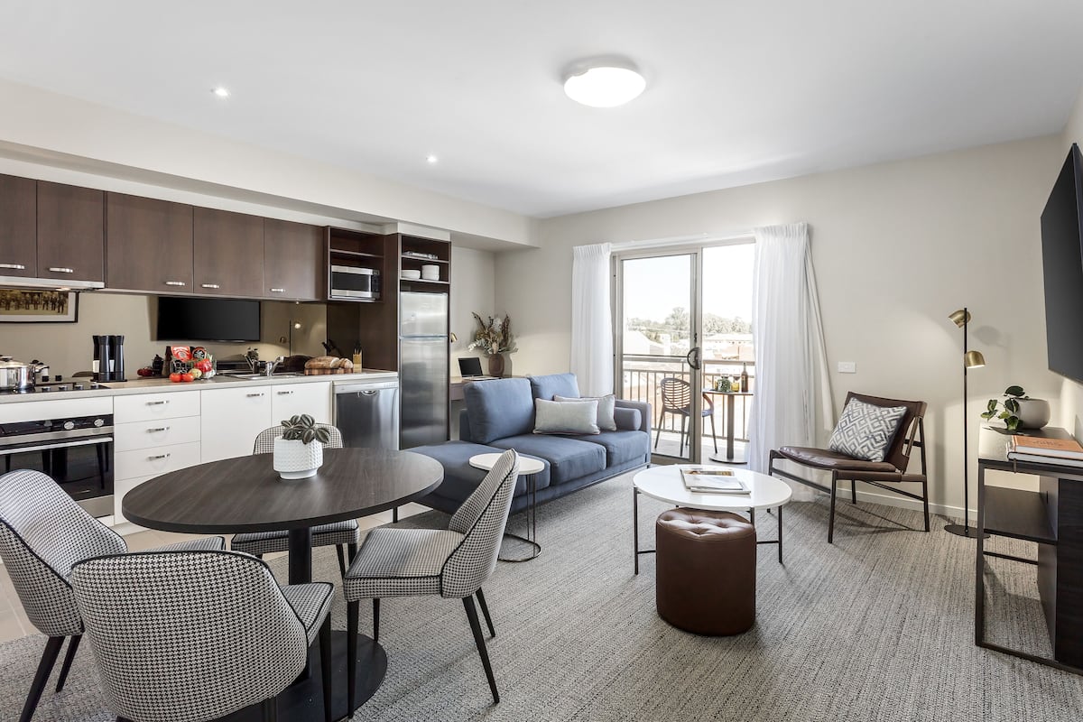 Un apartamento moderno con cocina, comedor y sala de estar.