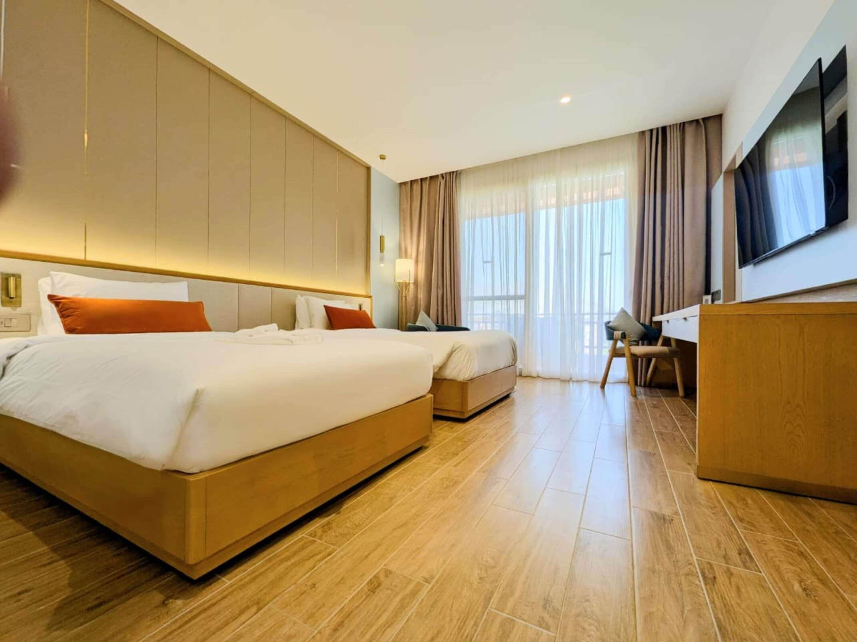 Minibar, coffres-forts dans les chambres, bureau, rideaux occultants