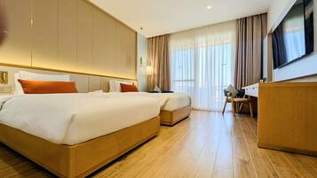 Minibar, coffres-forts dans les chambres, bureau, rideaux occultants