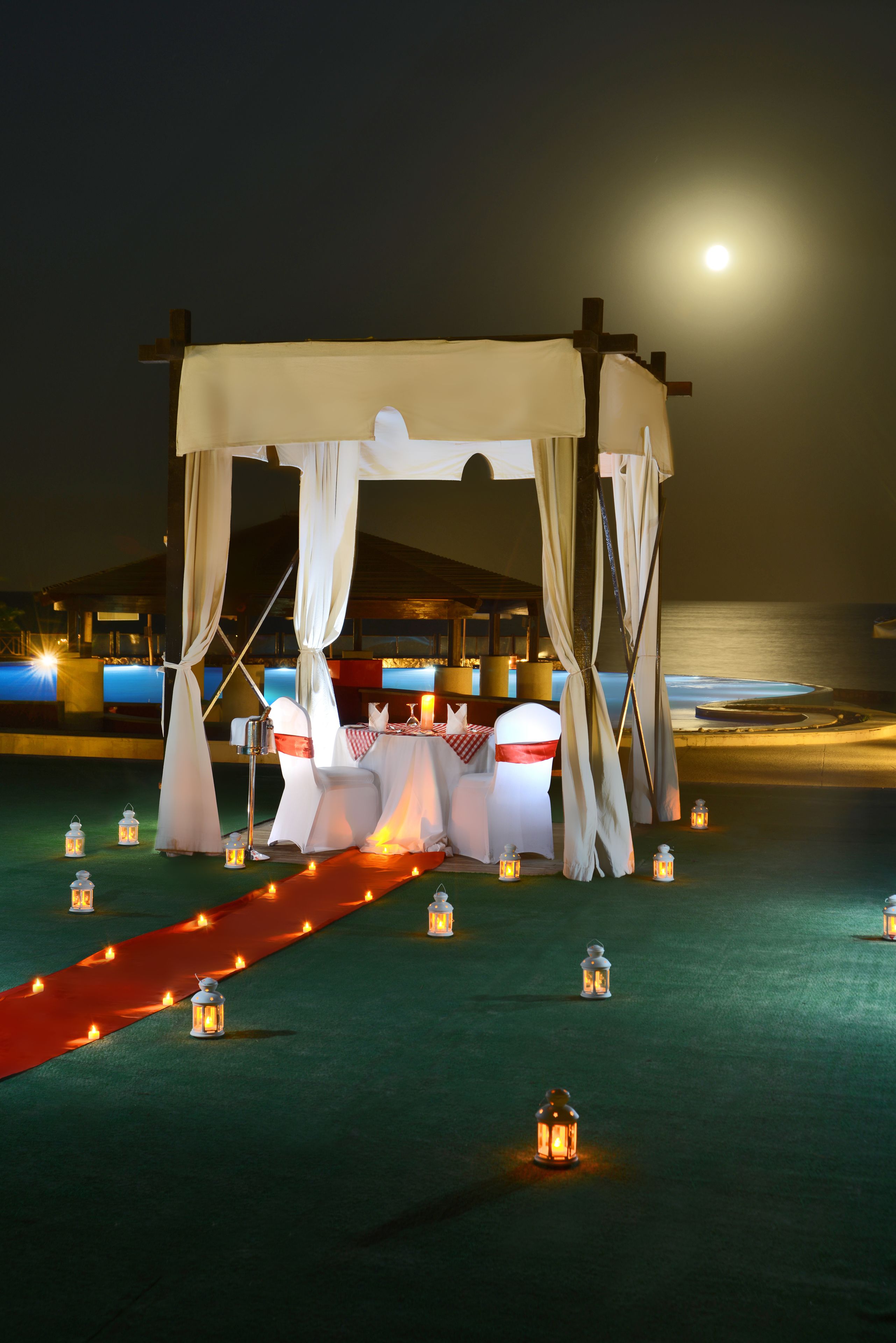 2 restaurants, breakfast served