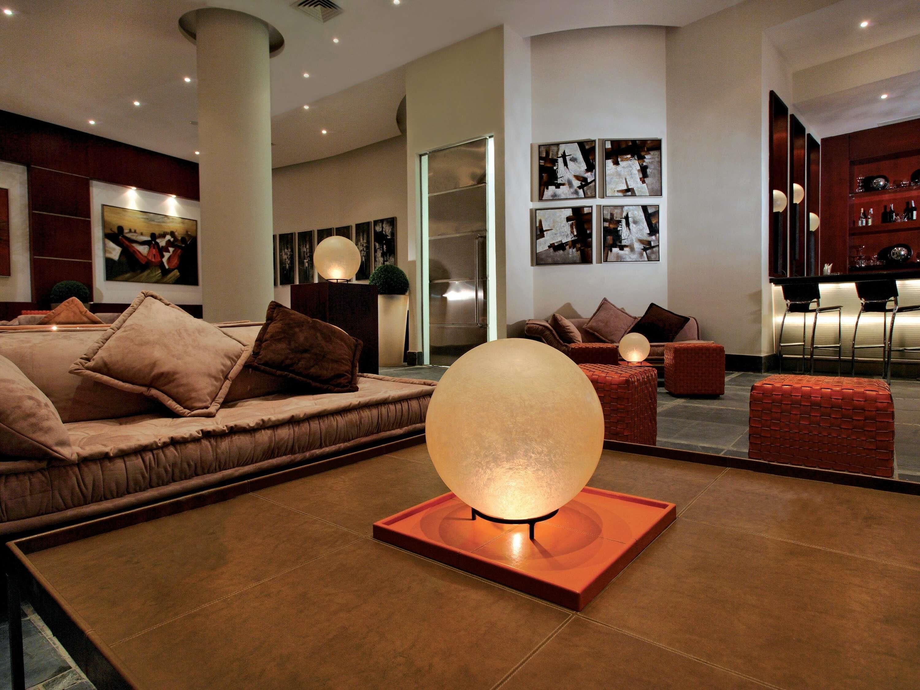 2 bars/lounges, een poolbar