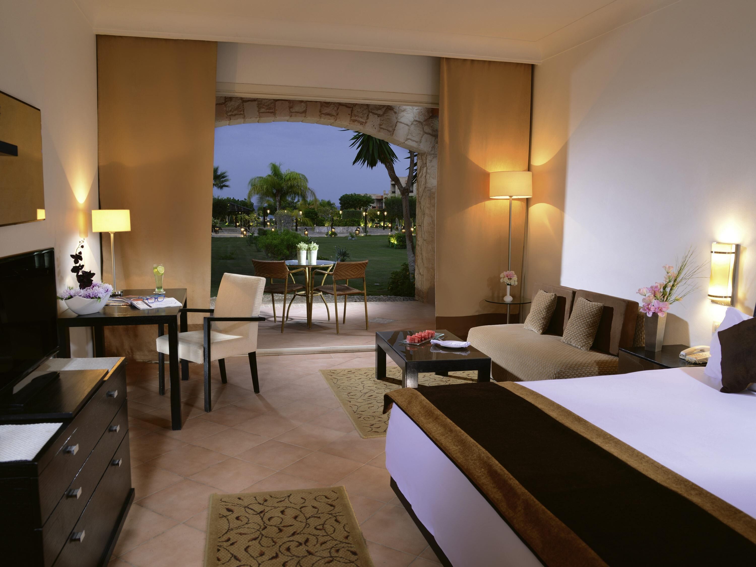 Classic Room, 1 King Bed | Minibar, in-room safe, desk, blackout drapes