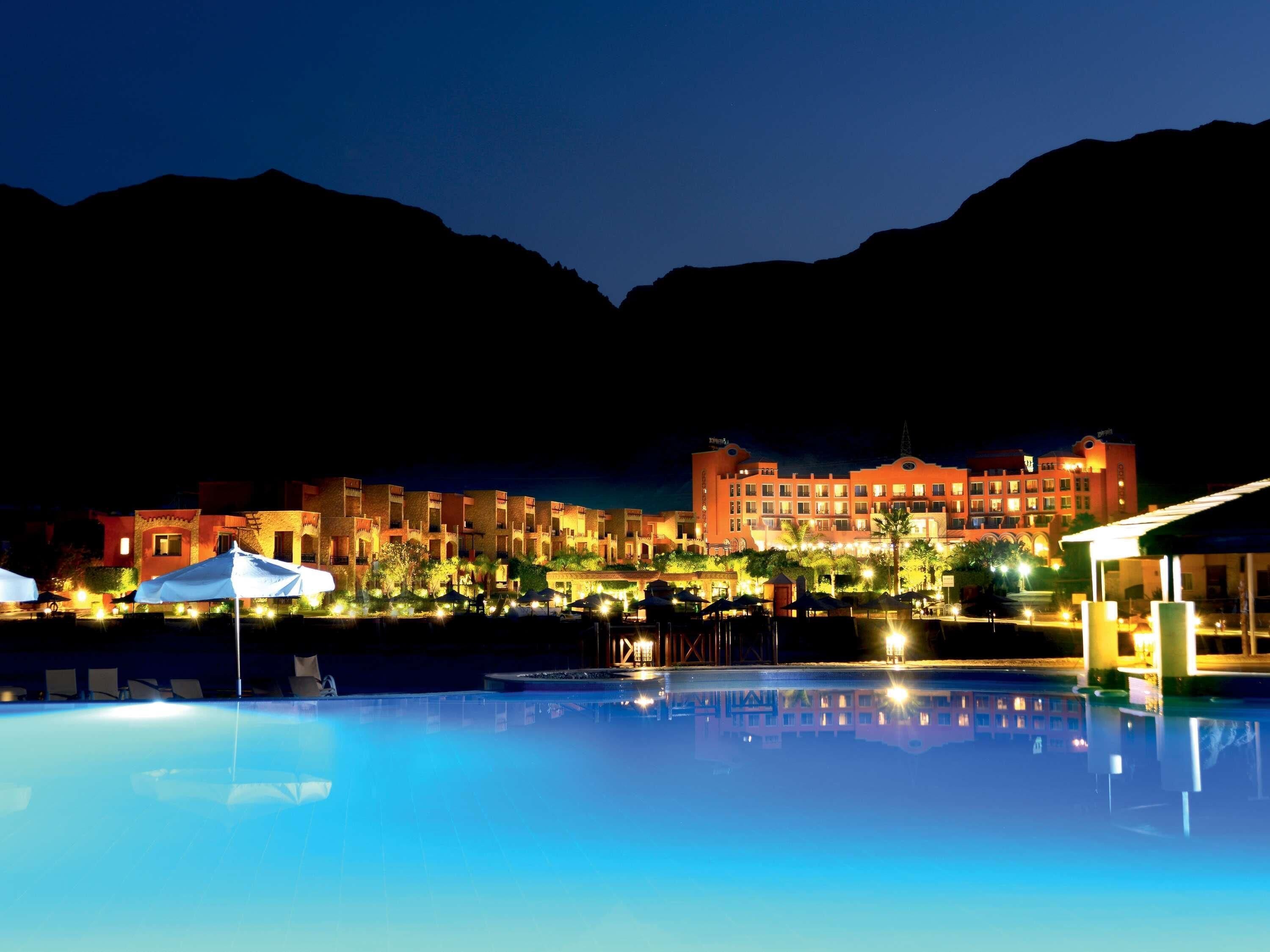 高级双床房, 1 张单人床, 海景 | 迷你吧、客房内保险箱、办公桌、遮光窗帘