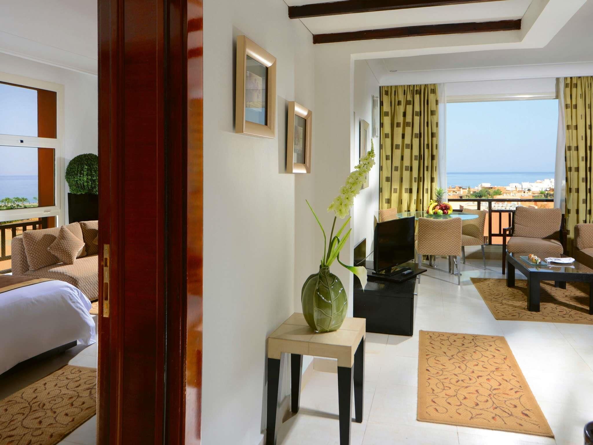 Family Room, Connecting Rooms