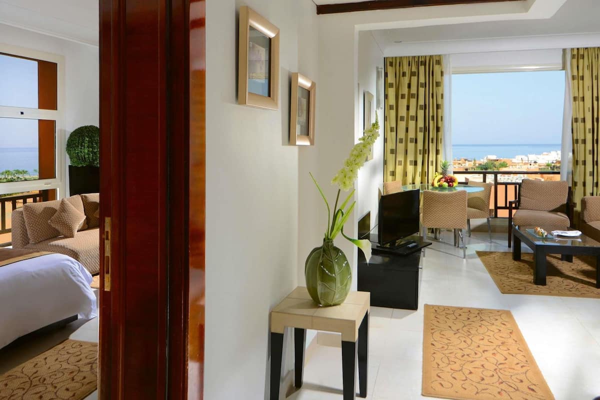 Family Room, Connecting Rooms