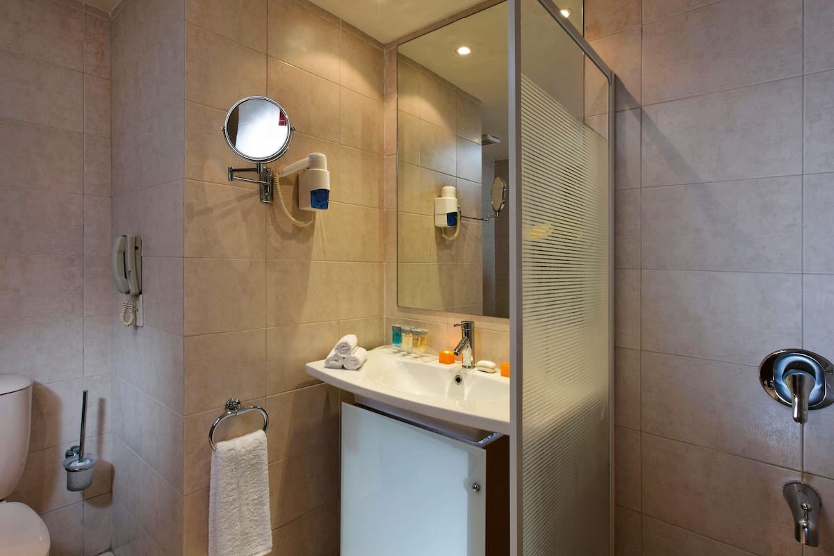 Een minibar, een kluis op de kamer, een bureau, verduisterende gordijnen