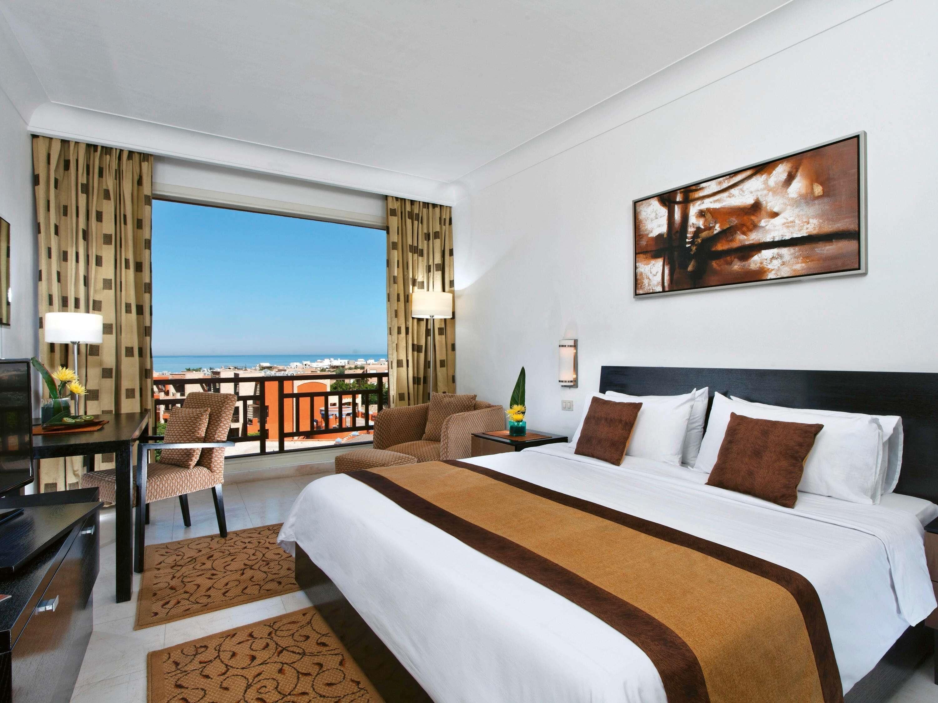 Minibar, coffres-forts dans les chambres, bureau, rideaux occultants