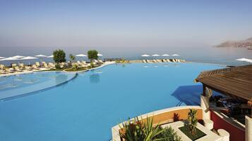 2 bares y bar junto a la piscina