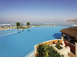 2 bares, bar junto a la piscina