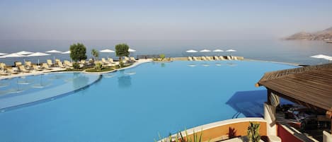 Deluxe Suite, 1 King Bed, Beachfront | Bar (on property)