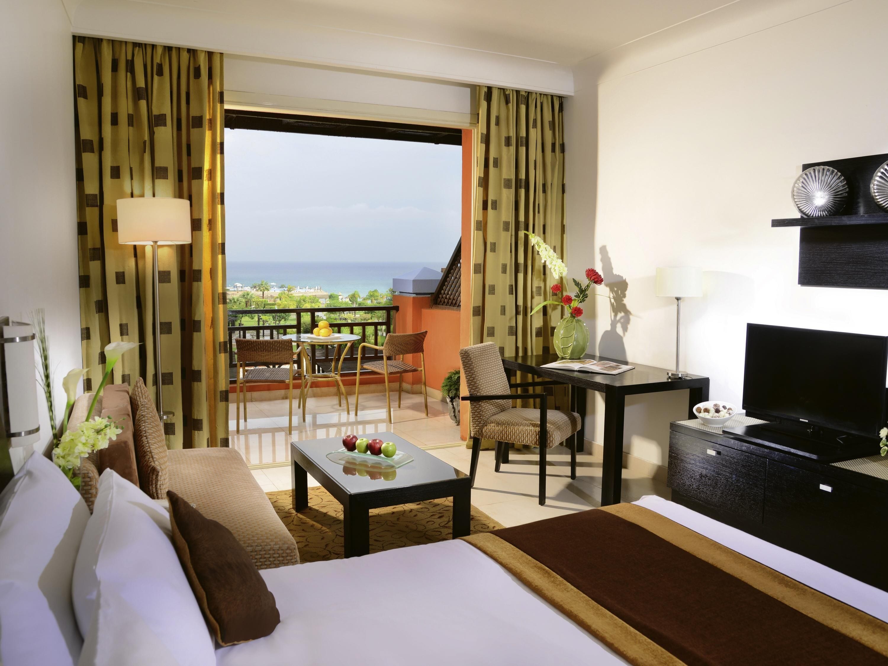 Superior Room, 1 Katil Raja (King), Sea View | Bar mini, peti besi dalam bilik, meja, langsir/tirai gelap terus 