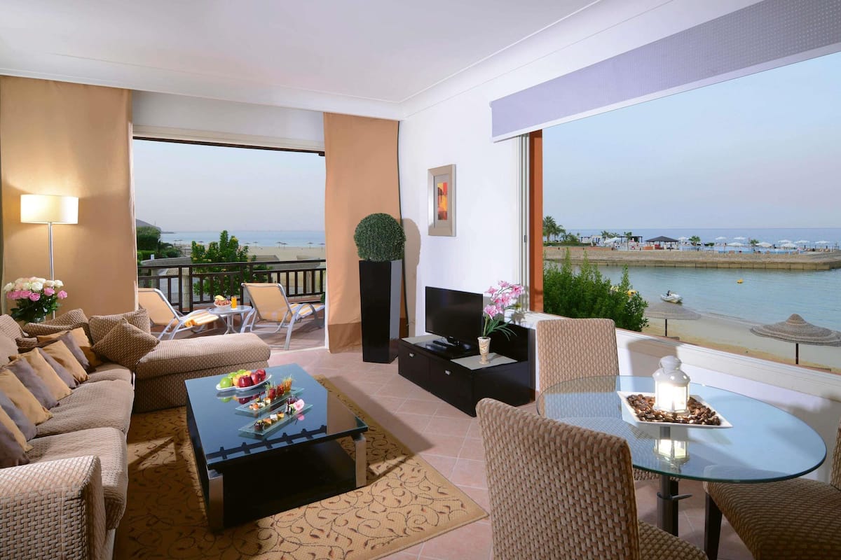 Deluxe-Suite, 1 King-Bett, Strandnähe | Minibar, Zimmersafe, Schreibtisch, Verdunkelungsvorhänge