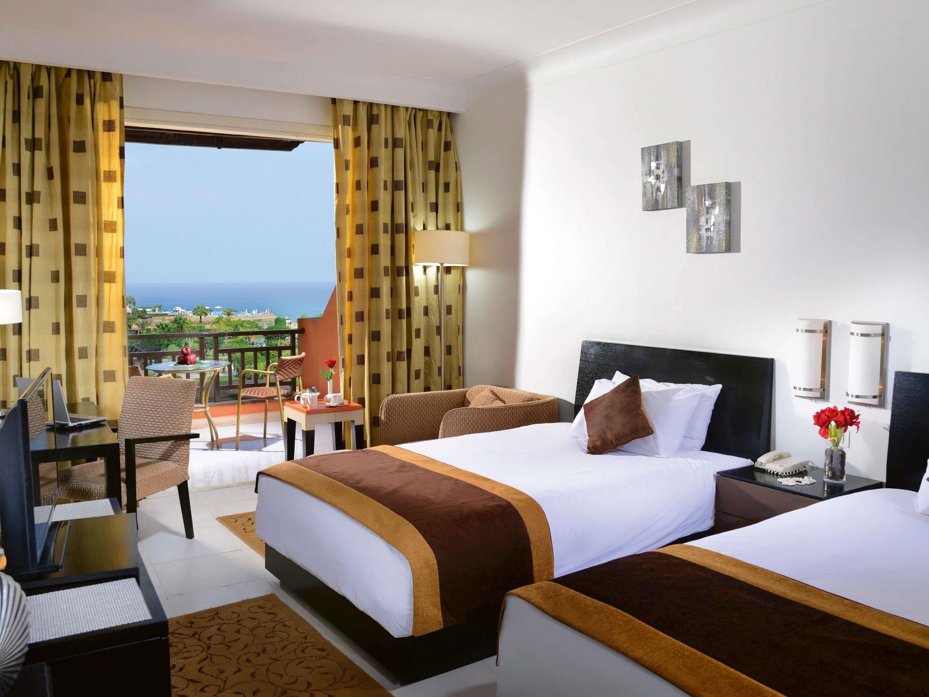 Superior Twin Room, 1 Katil Bujang (Single), Sea View | Bar mini, peti besi dalam bilik, meja, langsir/tirai gelap terus 