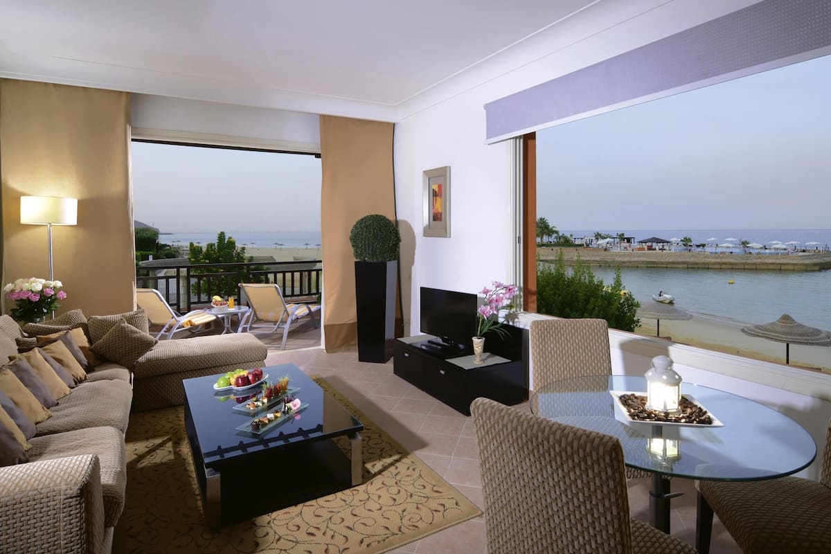 Deluxe suite, 1 kingsize bed, aan het strand | Een minibar, een kluis op de kamer, een bureau, verduisterende gordijnen
