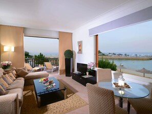 Minibar, caja de seguridad en la habitación y escritorio 