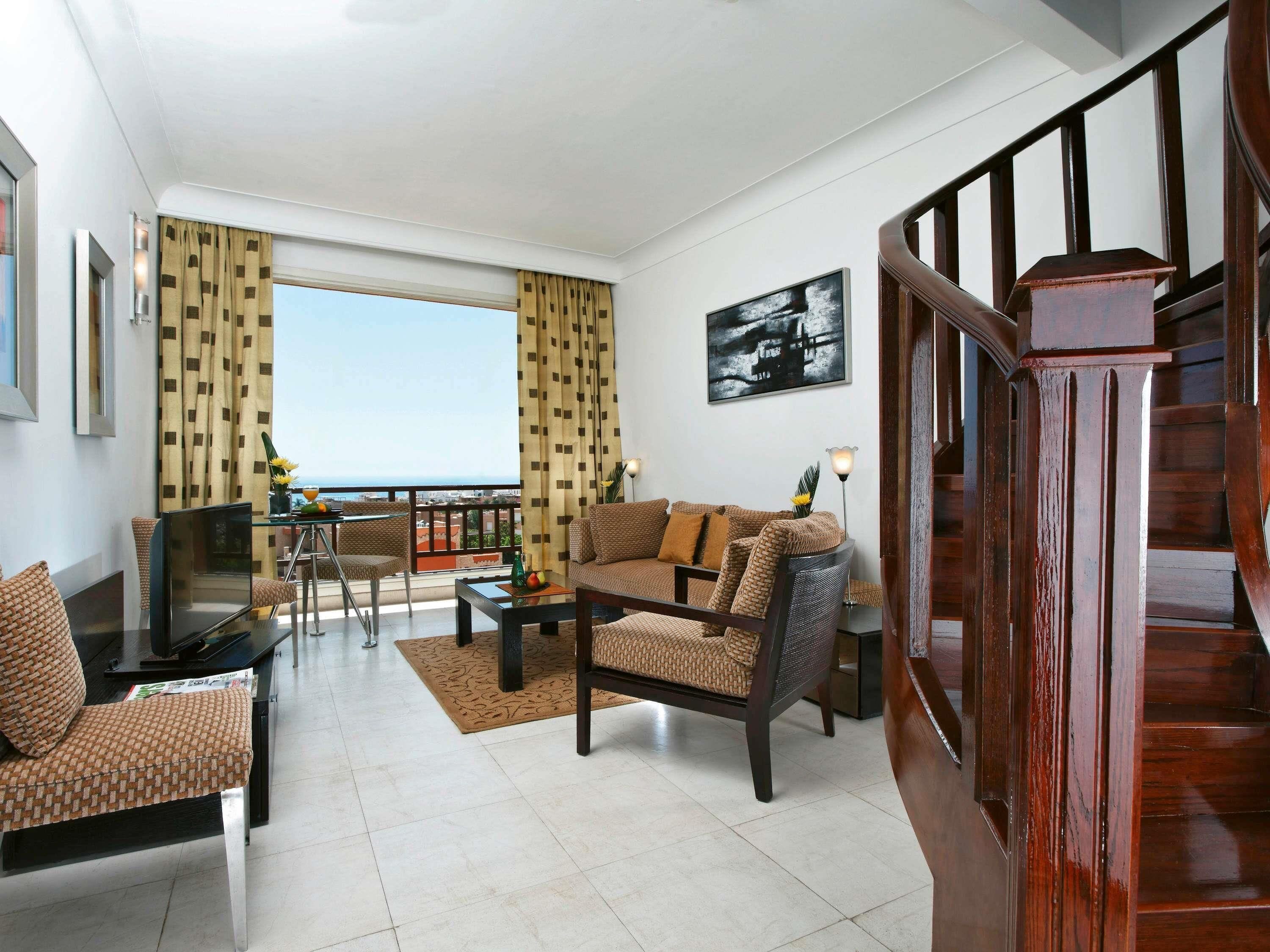 Suite Royal, varias camas, vista al mar | Minibar, caja de seguridad en la habitación y escritorio 