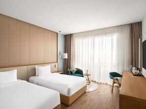 Minibar, brankas, meja kerja, dan tirai kedap cahaya