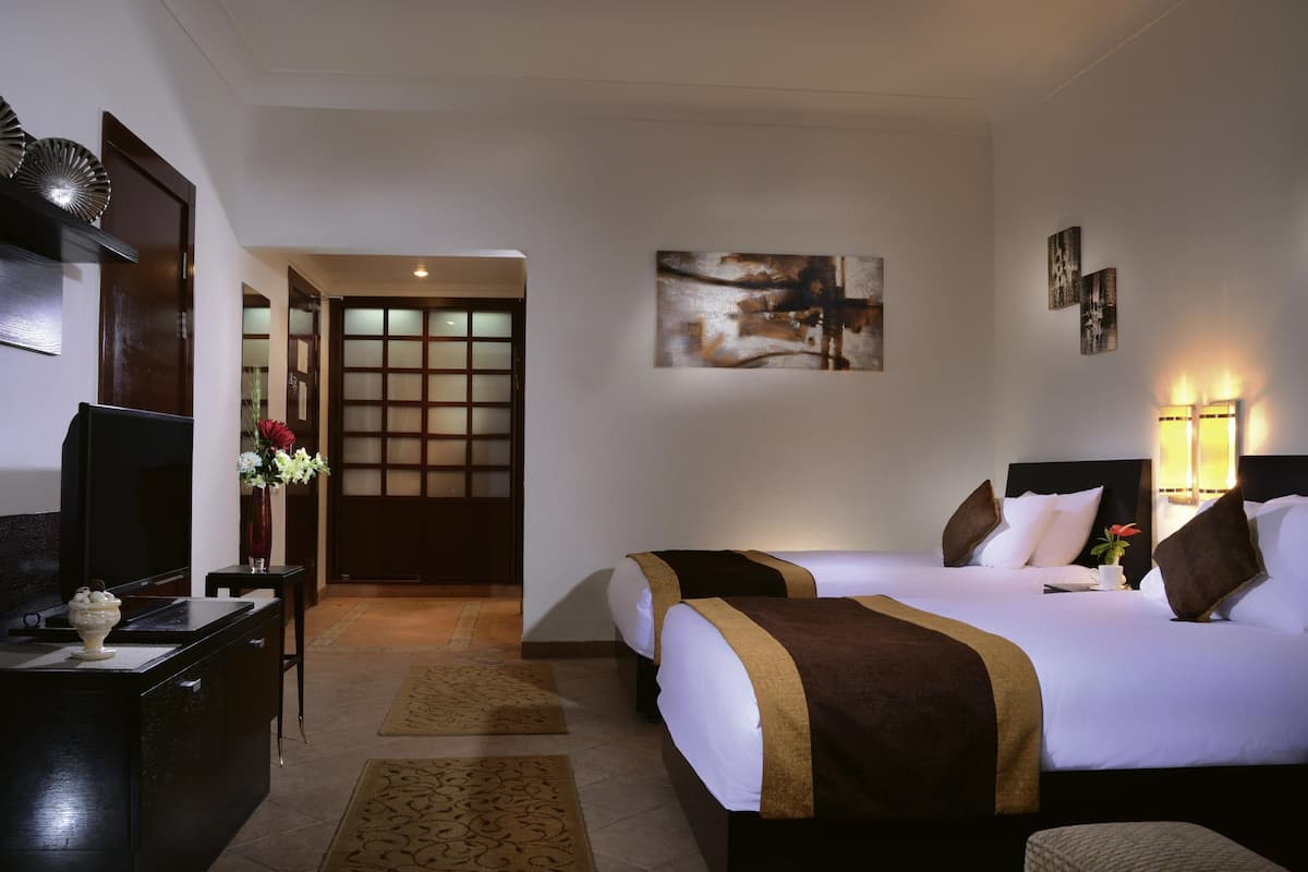 Minibar, Zimmersafe, Schreibtisch, Verdunkelungsvorhänge