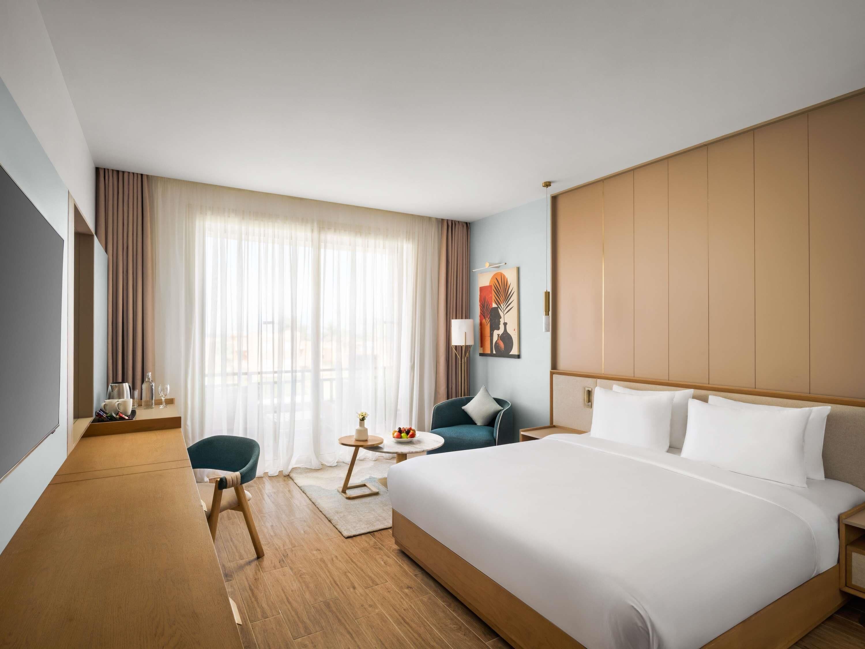 Minibar, caja de seguridad en la habitación y escritorio 