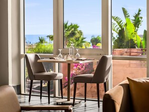 2 bar/lounge, bar a bordo piscina