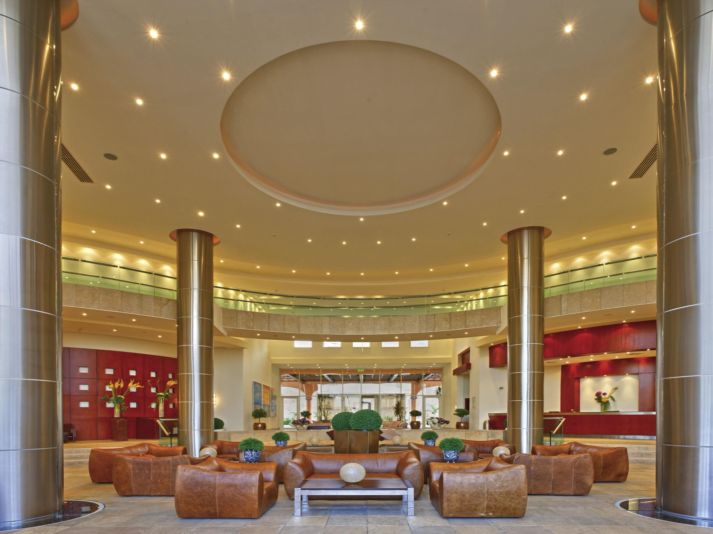 2 bars/lounges, poolside bar