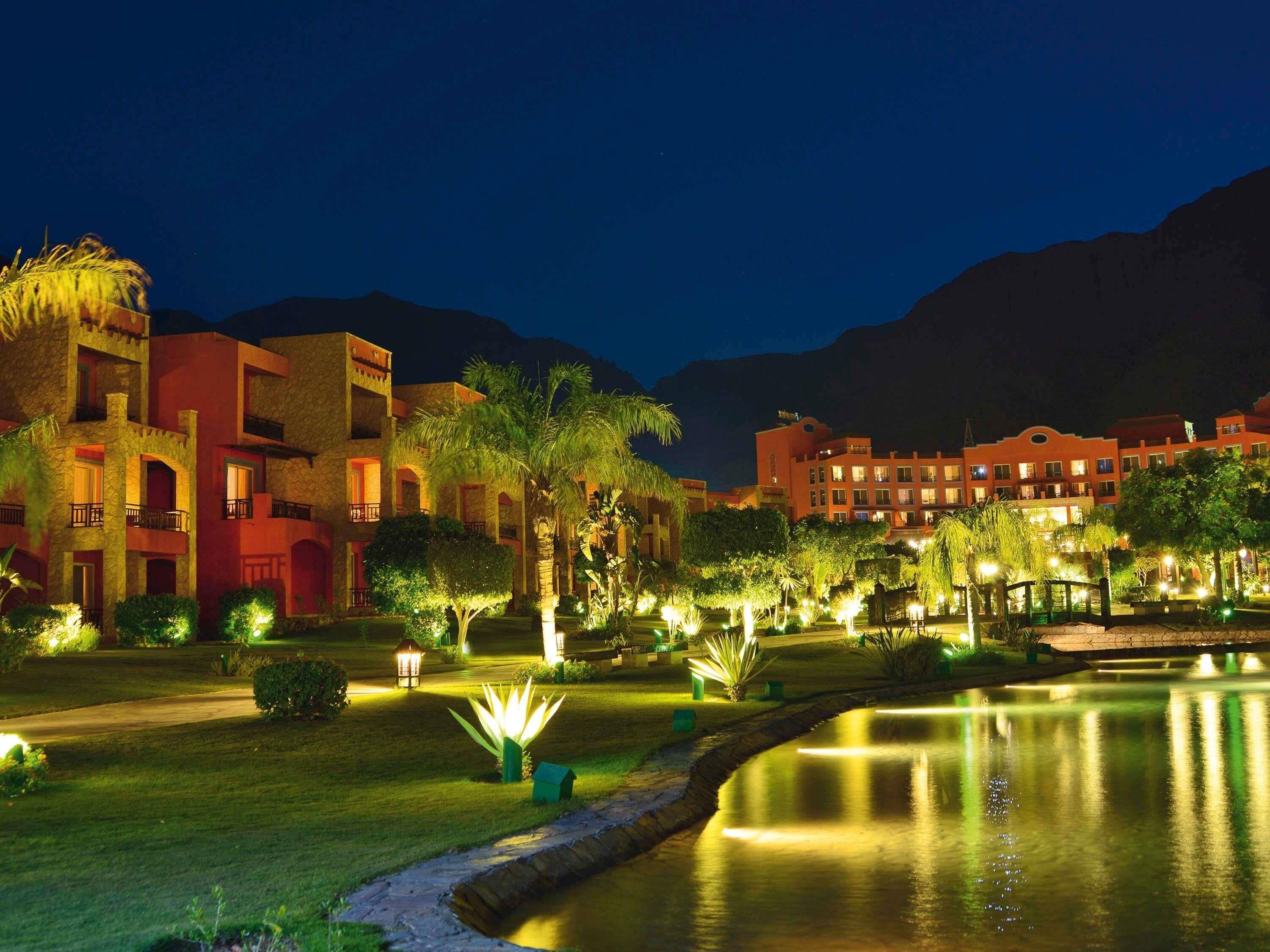 Minibar, caja de seguridad en la habitación y escritorio 