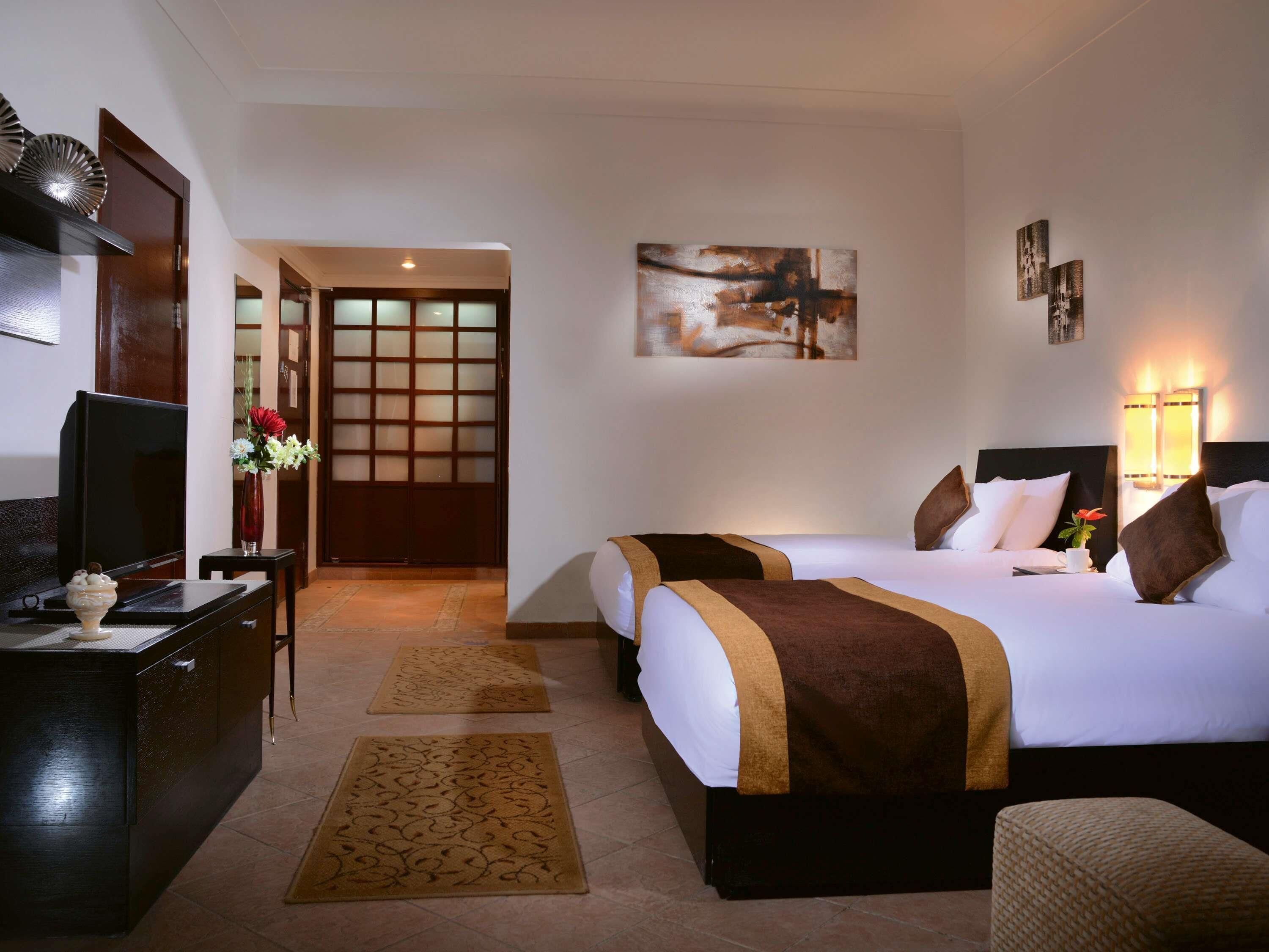 Minibar, caja de seguridad en la habitación y escritorio 