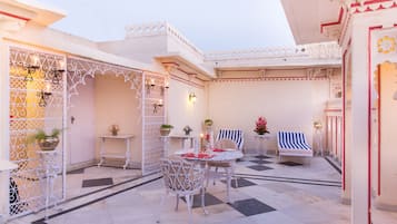 1 bedroom, Egyptian cotton sheets, premium bedding, Select Comfort beds