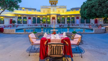 2 restaurants; breakfast, lunch, dinner and brunch served