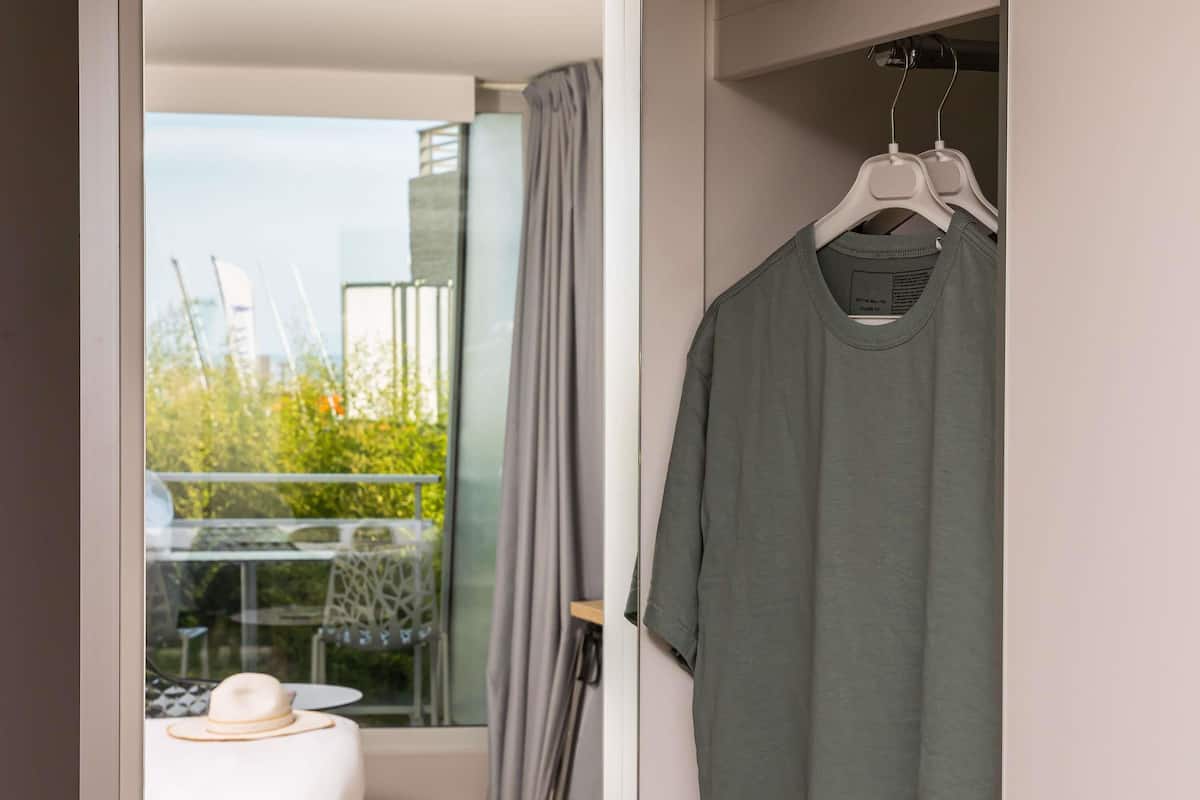 Värdeförvaringsskåp på rummet, skrivbord och mörkläggningsgardiner