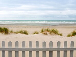 A beach with a wooden fence in the foreground and a cloudy sky. - ibis Le Touquet Thalassa (Le Touquet-Paris-Plage)