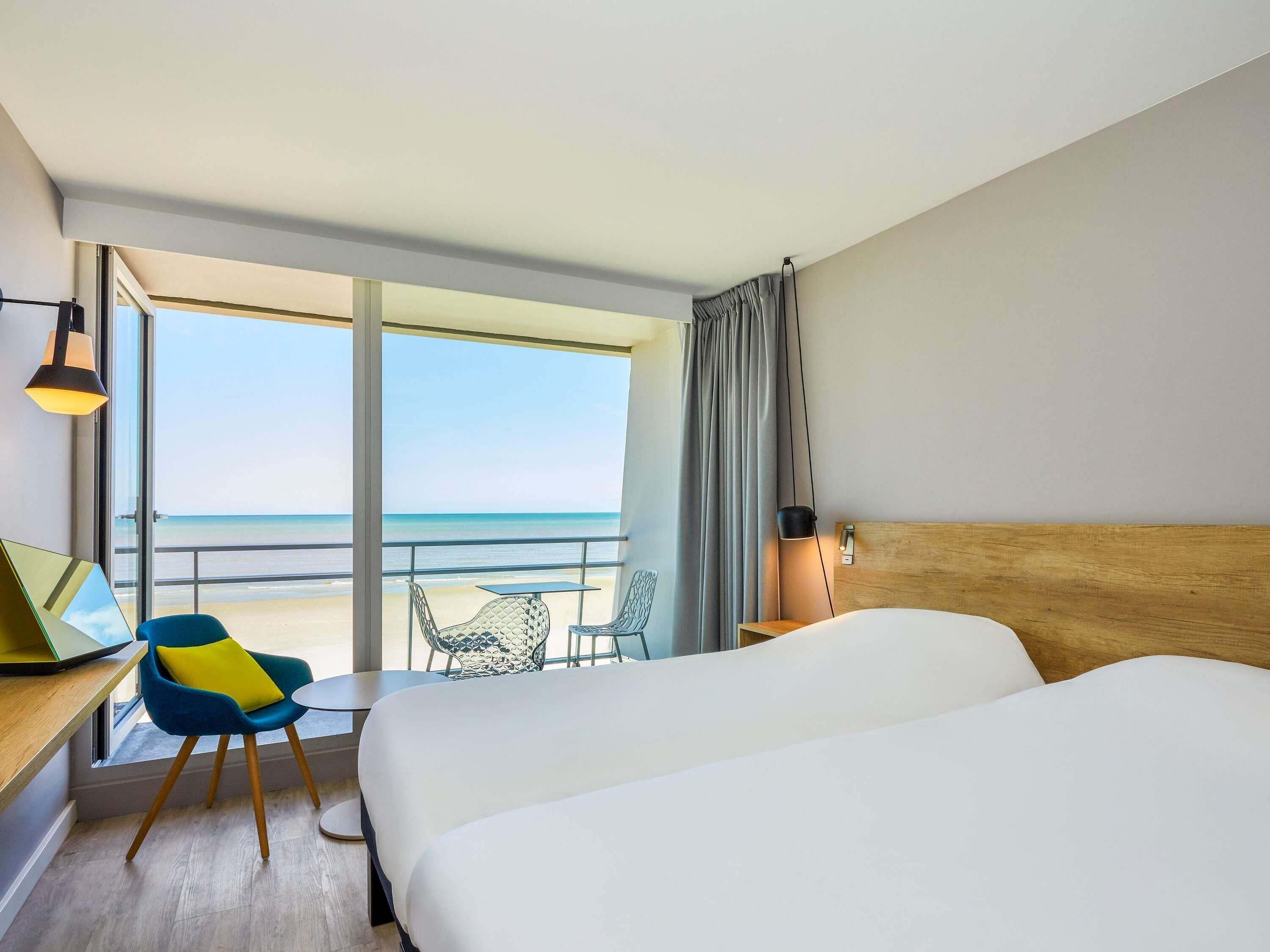 Habitación estándar, 2 camas individuales, balcón, vistas al mar | Caja fuerte, escritorio, cortinas opacas y sistema de insonorización